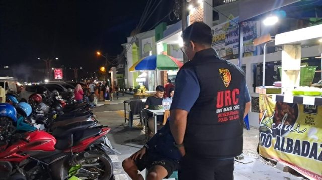 Tim Unit Reaksi Cepat (URC) Ditreskrimum Polda Sulbar saat patroli di malam hari. (Dok. eppid.polri.go.id)