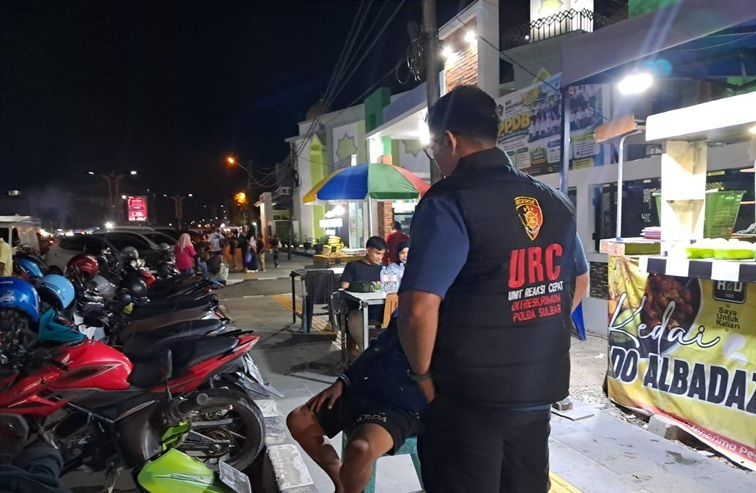 Tim Unit Reaksi Cepat (URC) Ditreskrimum Polda Sulbar saat patroli di malam hari. (Dok. eppid.polri.go.id)