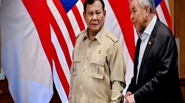 Presiden Prabowo Subianto menerima kunjungan Wakil Perdana Menteri (WPM) Malaysia Ahmad Zahid Hamidi di kediamannya di Hambalang, Kabupaten Bogor, Jawa Barat, pada Jumat, (18/9/26). (Foto: dok. BPMI Setpres)