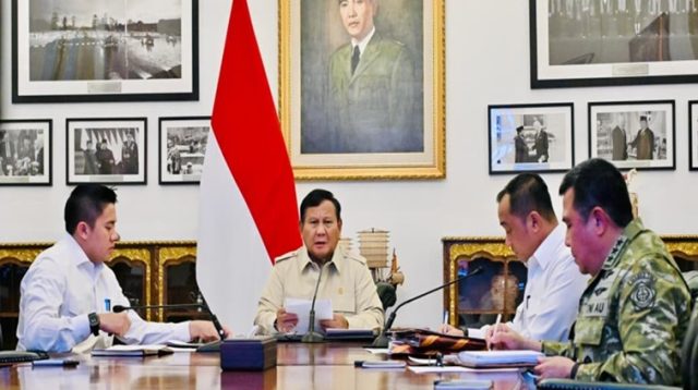 Presiden Prabowo Subianto pimpin rapat terbatas mengenai perkembangan penanganan bencana alam dari Istana Merdeka, Jakarta, melalui konferensi video pada Senin, 7 September 2026. (Dok. BPMI Setpres)