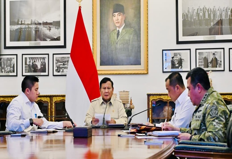 Presiden Prabowo Subianto pimpin rapat terbatas mengenai perkembangan penanganan bencana alam dari Istana Merdeka, Jakarta, melalui konferensi video pada Senin, 7 September 2026. (Dok. BPMI Setpres)