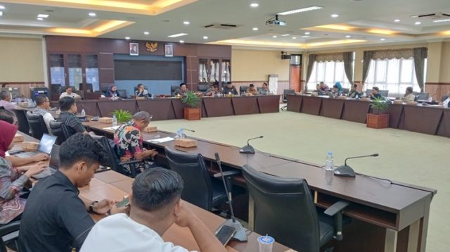 RDP Aliansi Masyarakat Pemerhati Kutai Kartanegara bersama DPRD pada Kamis (3/9/2026). (M. As'ari/Lingkarkaltim)