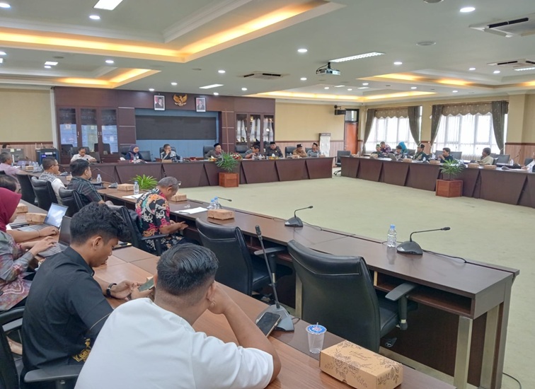 RDP Aliansi Masyarakat Pemerhati Kutai Kartanegara bersama DPRD pada Kamis (3/9/2026). (M. As'ari/Lingkarkaltim)