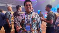 Wakil Bupati Kukar Rendi Solihin saat menunjukkan trofi TPID Award 2026 di JICC Jakarta, Kamis (24/9/2026). (Dok. Diskominfo Kukar)