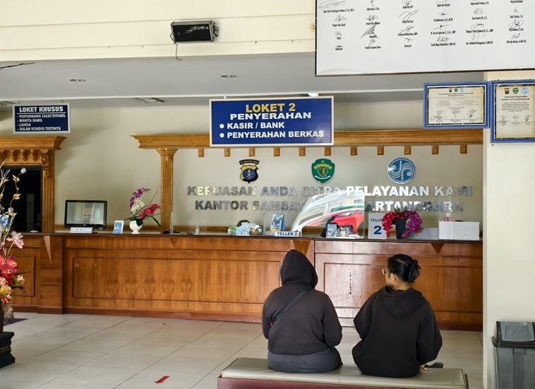 Layanan di Kantor Samsat Kukar (Foto : Hafidz/Lingkarkaltim)