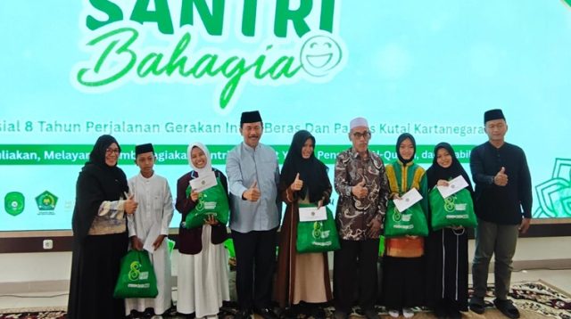 Penyerahan Infaq Beras kepada perwakilan santri yang menerima. (Foto: M. As'ari/Lingkarkaltim)
