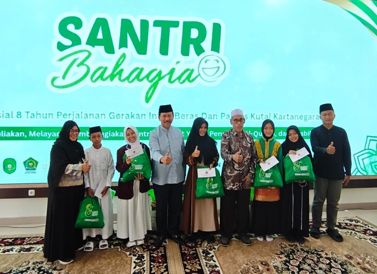 Penyerahan Infaq Beras kepada perwakilan santri yang menerima. (Foto: M. As'ari/Lingkarkaltim)