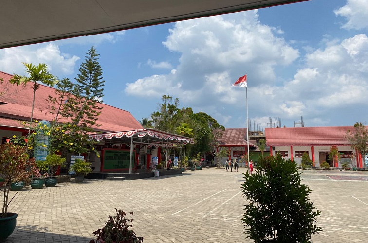 Suasana lingkungan SDN 018 Tenggarong.(Foto:*Far/Lingkarkaltim)