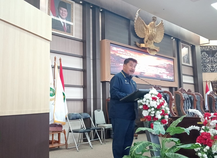 Sekda Kukar Sunggono saat menyampaikan nota keuangan saat Rapat Paripurna, Selasa (29/9/2026). (M. As’ari/Lingkarkaltim)