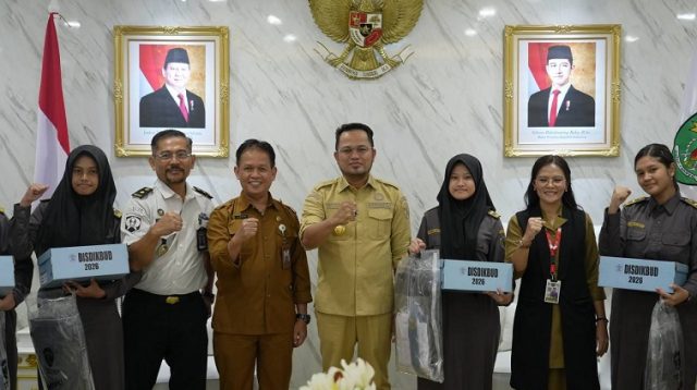 Penyerahan secara simbolis paket perlengkapan seragam sekolah gratis, Selasa (1/9/2026).(Dok. Pemprov Kaltim)