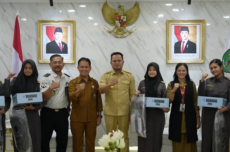 Penyerahan secara simbolis paket perlengkapan seragam sekolah gratis, Selasa (1/9/2026).(Dok. Pemprov Kaltim)