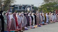 Shalat istisqa dan doa bersama memohon hujan yang dilaksanakan di halaman pasar Tangga Arung Square Tenggarong, Kamis (3/9/2026).(Foto:Far/Lingkarkaltim)