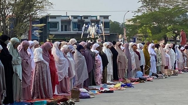 Shalat istisqa dan doa bersama memohon hujan yang dilaksanakan di halaman pasar Tangga Arung Square Tenggarong, Kamis (3/9/2026).(Foto:Far/Lingkarkaltim)