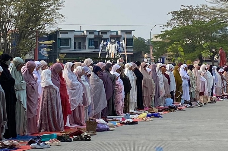 Shalat istisqa dan doa bersama memohon hujan yang dilaksanakan di halaman pasar Tangga Arung Square Tenggarong, Kamis (3/9/2026).(Foto:Far/Lingkarkaltim)