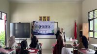 Kepala Bidang Pemberdayaan Usaha Mikro Diskop UKM Kukar, Santi Effendi saat menjelaskan kepada peserta UMKM Kec. Anggana terkait terobosan SIGAP UMKM, Kec. Anggana. (Doc. Santi Effendi)