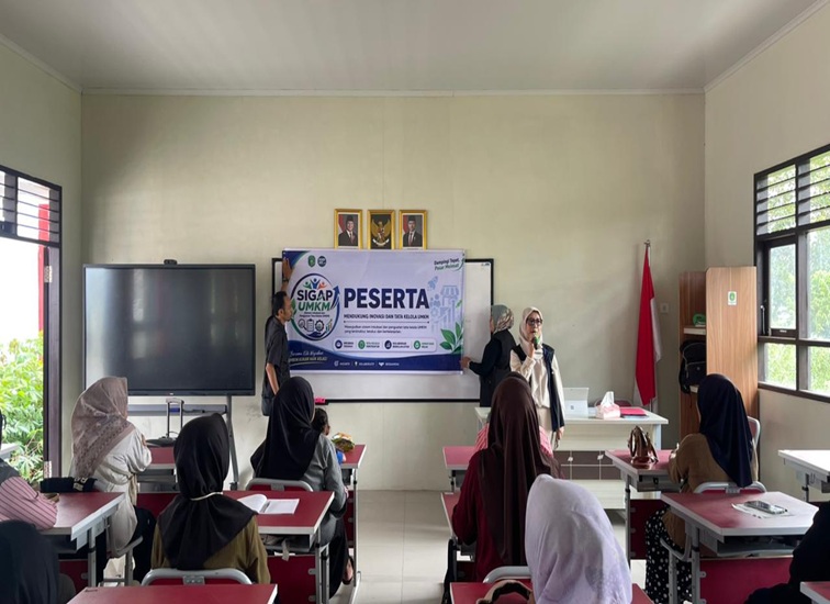 Kepala Bidang Pemberdayaan Usaha Mikro Diskop UKM Kukar, Santi Effendi saat menjelaskan kepada peserta UMKM Kec. Anggana terkait terobosan SIGAP UMKM, Kec. Anggana. (Doc. Santi Effendi)
