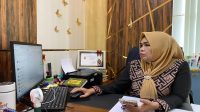 sri Sekretaris DPMPTSP Sri Ridayani.(Rizki/Lingkarkaltim)