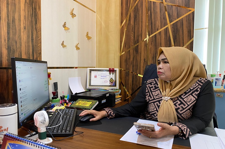 Sekretaris DPMPTSP Sri Ridayani.(Rizki/Lingkarkaltim)