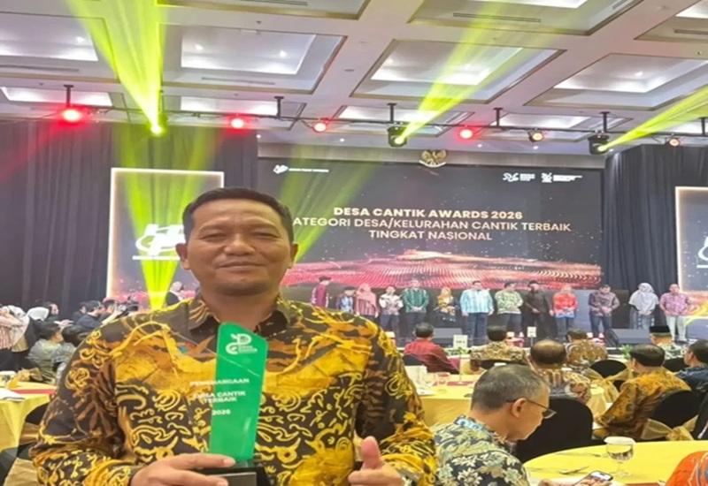 Kepala Desa, Sutarno terima penghargaan Desa Cantik Awards 2026, Jakarta (26/9/26). (Doc. Pemdes Sumber Sari)