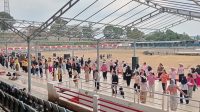 Para penari Erau 2026 saat latihan di Stadion Rondong Demang Tenggarong. (Foto: M. As'ari/Lingkarkaltim)