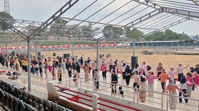 Para penari Erau 2026 saat latihan di Stadion Rondong Demang Tenggarong. (Foto: M. As'ari/Lingkarkaltim)