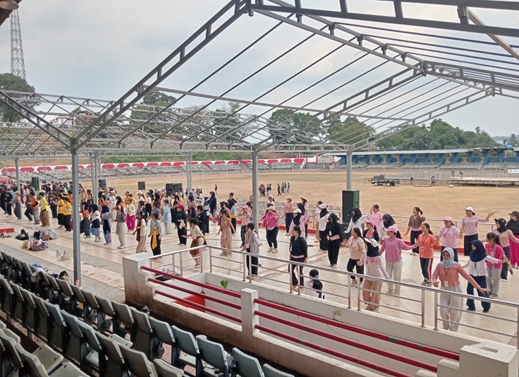 Para penari Erau 2026 saat latihan di Stadion Rondong Demang Tenggarong. (Foto: M. As'ari/Lingkarkaltim)