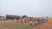 Tari massal saat pembukaan Erau Adat Kutai 2026 di Stadion Rondong Demang Tenggarong. (M. As'ari/Lingkar Kaltim)