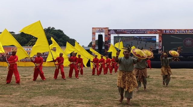 Penampilan tari massal dalam pembukaan erau 2026 di lapangan bola stadion rondong demang, tenggarong,Minggu (20/9/26). (Dilla/lingkarkaltim)