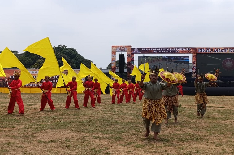 Penampilan tari massal dalam pembukaan erau 2026 di lapangan bola stadion rondong demang, tenggarong,Minggu (20/9/26). (Dilla/lingkarkaltim)