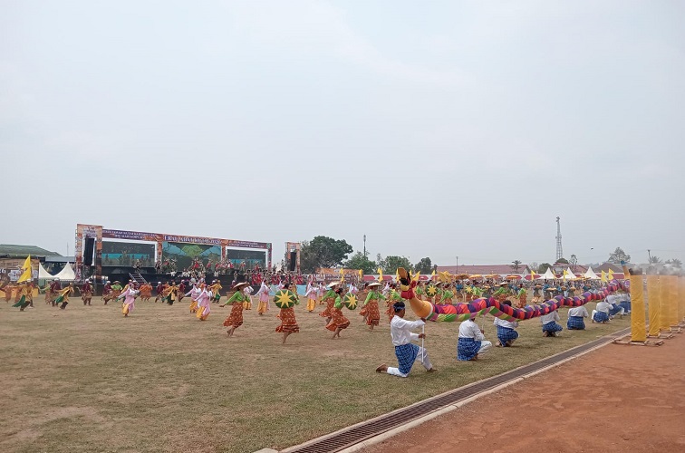 Tari massal saat pembukaan Erau Adat Kutai 2026 di Stadion Rondong Demang Tenggarong. (M. As'ari/Lingkar Kaltim)