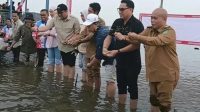 tebar benih Bupati Kukar dr. Aulia Rahman Basri saat bersama masyarakat Desa Danau Semayang menabur benih padi. (Istimewa)