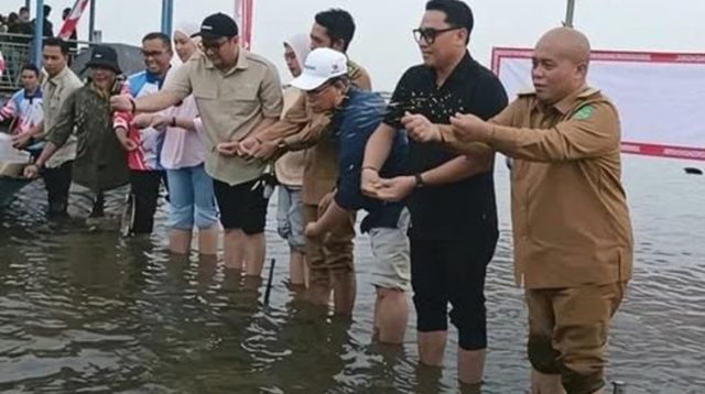 Bupati Kukar dr. Aulia Rahman Basri saat bersama masyarakat Desa Danau Semayang menabur benih padi. (Istimewa)