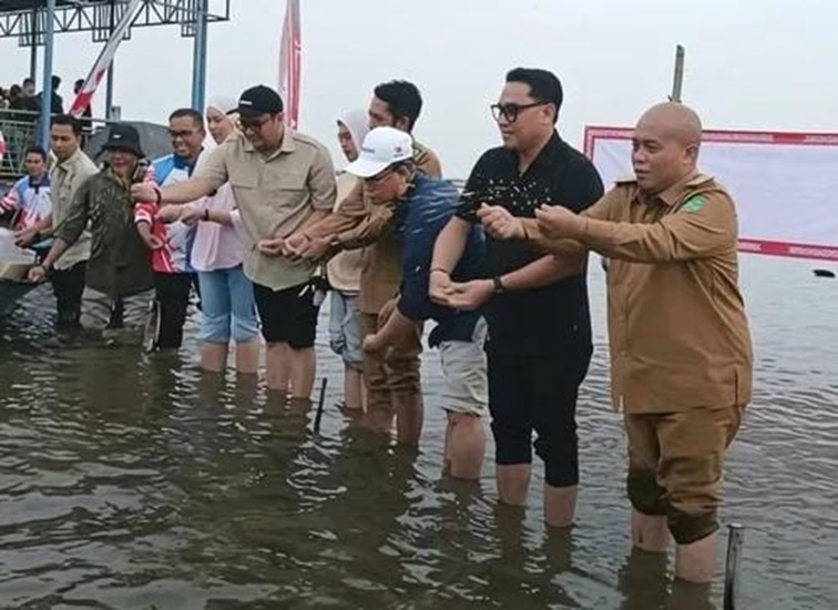 Bupati Kukar dr. Aulia Rahman Basri saat bersama masyarakat Desa Danau Semayang menabur benih padi. (Istimewa)