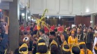 Bupati Kukar, Aulia Rahman Basri bersama para pemangku adat saat menghadiri prosesi Mendirikan Tiang Ayu di Keraton Kesultanan Kutai Kartanegara Ing Martadipura (Museum Mulawarman), Tenggarong, Minggu (20/9/2026). (Dilla/lingkarkaltim)