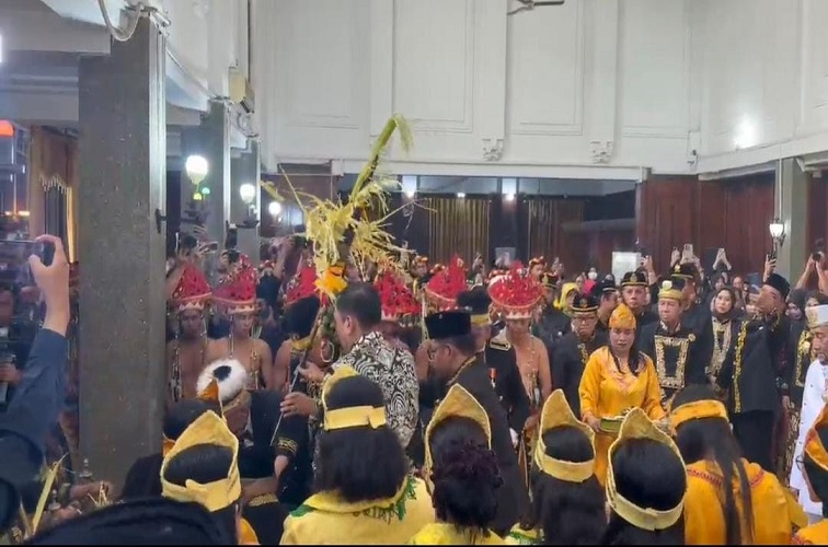 Bupati Kukar, Aulia Rahman Basri bersama para pemangku adat saat menghadiri prosesi Mendirikan Tiang Ayu di Keraton Kesultanan Kutai Kartanegara Ing Martadipura (Museum Mulawarman), Tenggarong, Minggu (20/9/2026). (Dilla/lingkarkaltim)