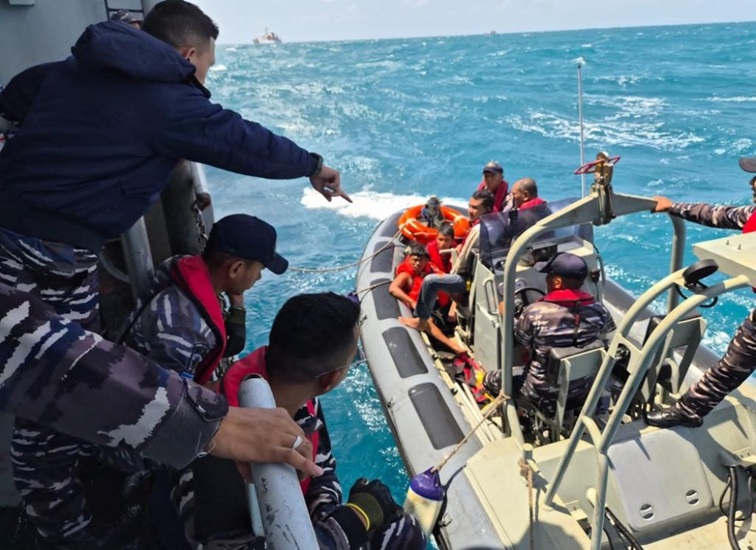 TNI AL bersama seluruh unsur tim SAR gabungan melaksanakan operasi SAR (Search and Rescue) dan mengevakuasi 22 orang korban kecelakaan kapal KM Virgo Transport 8 di Perairan Laut Jawa, Senin (14/09/2026). (Dok. tnial.mil.id)