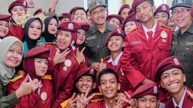 Menteri Sosial Saifullah Yusuf atau Gus Ipul disela-sela kegiatan Pelatihan Pengasuhan Bagi Wali Asuh dan Pelatihan Pengelolaan Asrama Bagi Wali Asrama Sekolah Rakyat di Aula BBPPKS Bandung, Jawa Barat, Rabu (23/9/2026). (dok. Kemensos)