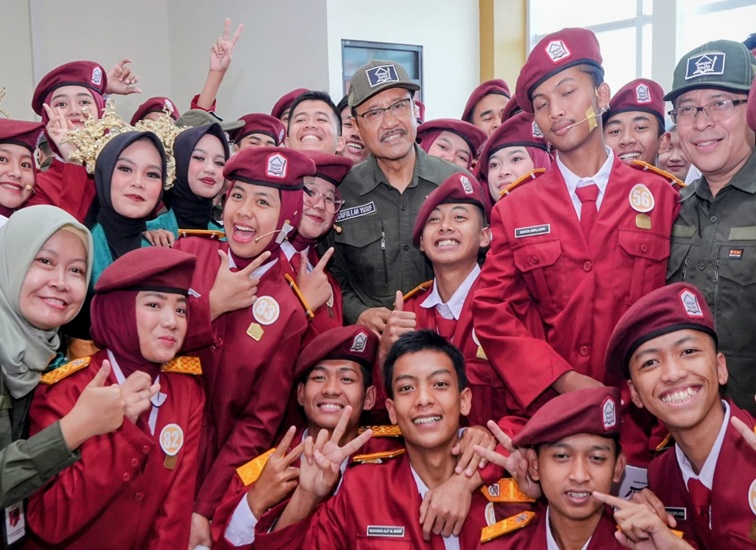 Menteri Sosial Saifullah Yusuf atau Gus Ipul disela-sela kegiatan Pelatihan Pengasuhan Bagi Wali Asuh dan Pelatihan Pengelolaan Asrama Bagi Wali Asrama Sekolah Rakyat di Aula BBPPKS Bandung, Jawa Barat, Rabu (23/9/2026). (dok. Kemensos)