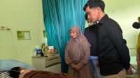 Wakil Presiden (Wapres) Gibran Rakabuming saat meninjau kondisi para pasien yang dirawat di Rumah Sakit Umum Daerah (RSUD) Limpung dan Puskesmas Bawang di Kabupaten Batang, Jawa Tengah, Senin (28/09/2026). (Dok. BPMI Setwapres)
