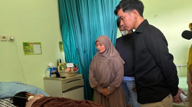 Wakil Presiden (Wapres) Gibran Rakabuming saat meninjau kondisi para pasien yang dirawat di Rumah Sakit Umum Daerah (RSUD) Limpung dan Puskesmas Bawang di Kabupaten Batang, Jawa Tengah, Senin (28/09/2026). (Dok. BPMI Setwapres)