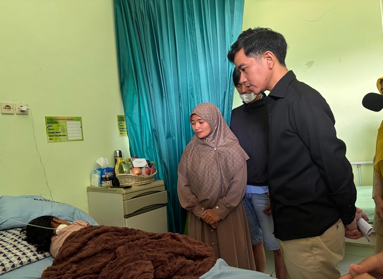 Wakil Presiden (Wapres) Gibran Rakabuming saat meninjau kondisi para pasien yang dirawat di Rumah Sakit Umum Daerah (RSUD) Limpung dan Puskesmas Bawang di Kabupaten Batang, Jawa Tengah, Senin (28/09/2026). (Dok. BPMI Setwapres)