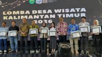 wisata Ketua Pokdarwis Mentari Desa Bangun Rejo, Lucky Annisa (jilbab hitam) bersama Pokdarwis lain se-Kaltim saat menerima penghargaan Lomba Desa Wisata tingkat provinsi. (Dok.Istimewa)