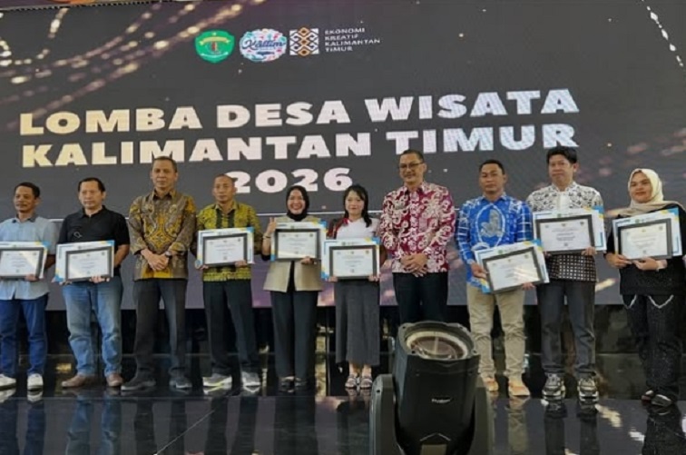 Ketua Pokdarwis Mentari Desa Bangun Rejo, Lucky Annisa (jilbab hitam) bersama Pokdarwis lain se-Kaltim saat menerima penghargaan Lomba Desa Wisata tingkat provinsi. (Dok.Istimewa)