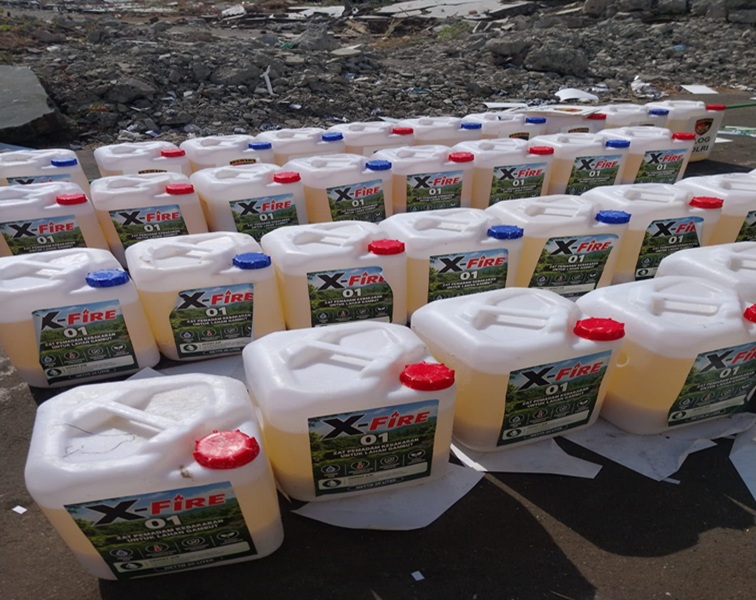 Jerigen yang berisi formula X-Fire untuk mendukung pemadaman karhutla, khususnya di kawasan lahan gambut. (Dok. tribratanews.polri.go.id)