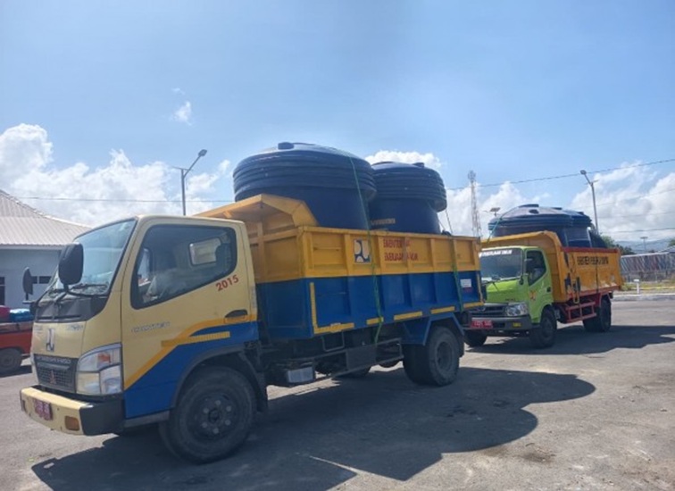 Armada truk Kementerian Pekerjaan Umum (PU) yang mengangkut tandon air. (dok. pu.go.id)