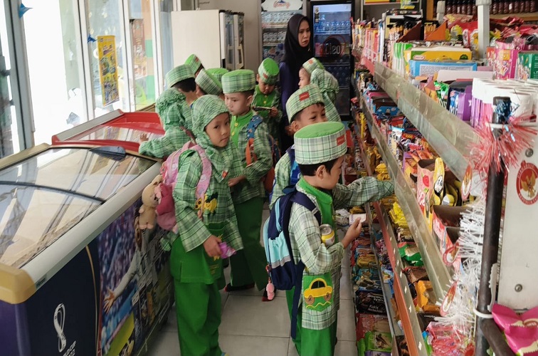 Kegiatan Jual Beli di Nimart Jalan Ahmad Dahlan, Selasa (20/10/2026). (Dok. TK IT Nurul ‘Ilmi 1 Tenggarong)