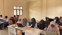 Aktivitas kegiatan belajar siswa SMK Parti Boarding School baitul Izza Tenggarong, yang berada di Kelurahan Panji, KabupatenKutai Kartanegara. (Far/Lingkarkaltim.com)