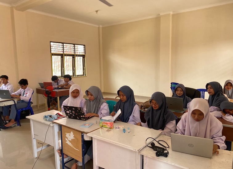 Aktivitas kegiatan belajar siswa SMK Parti Boarding School baitul Izza Tenggarong, yang berada di Kelurahan Panji, KabupatenKutai Kartanegara. (Far/Lingkarkaltim.com)
