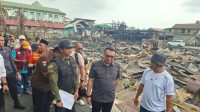 Bupati Kukar Tinjau Lokasi Kejadian Kebakaran dan Posko, Jalan AM Alimuddin, Tenggarong, Kamis (8/10/26). (Dilla/lingkarkaltim)