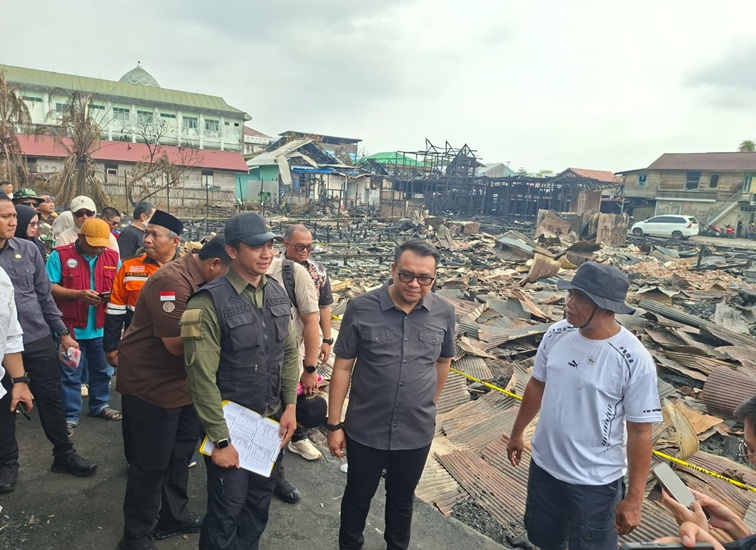 Bupati Kukar Tinjau Lokasi Kejadian Kebakaran dan Posko, Jalan AM Alimuddin, Tenggarong, Kamis (8/10/26). (Dilla/lingkarkaltim)